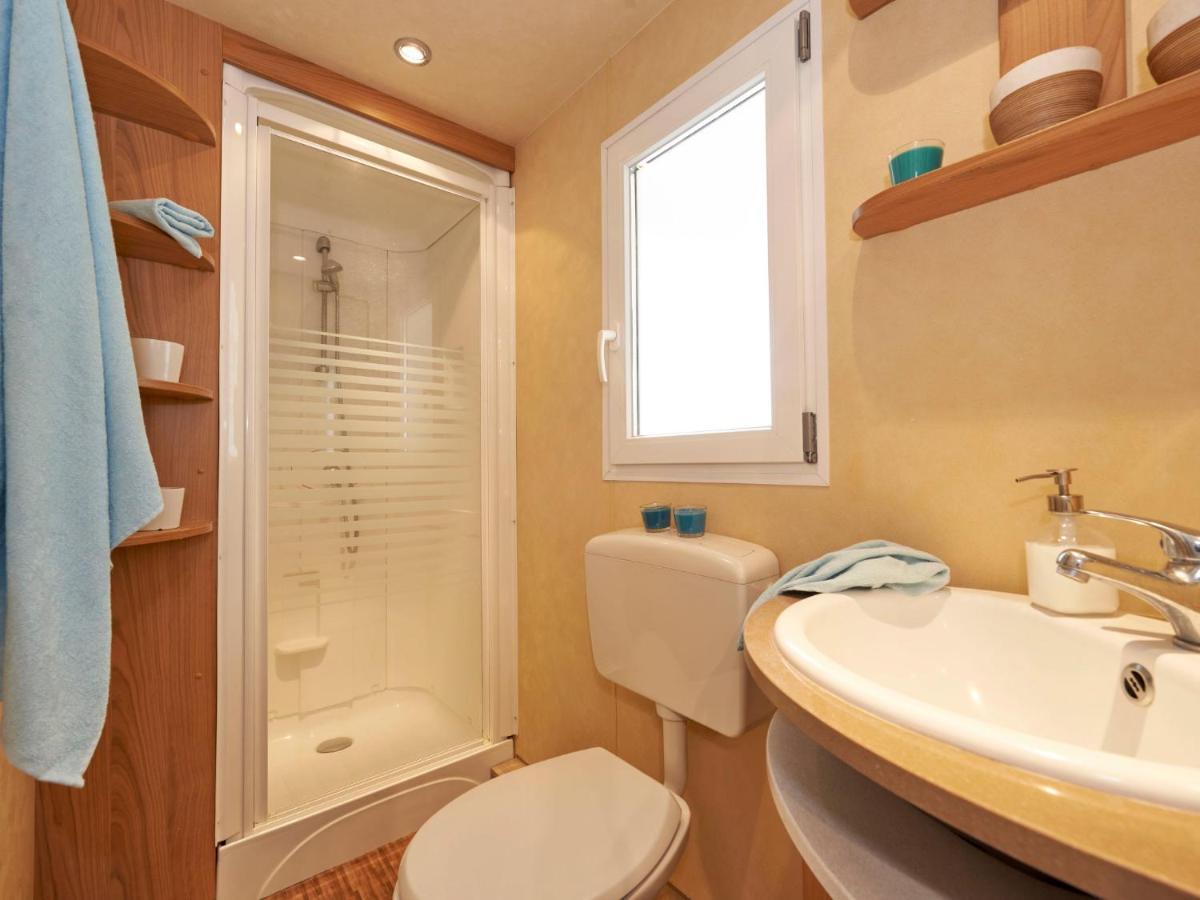 Holiday Home Maxi Caravan Comfort By Interhome Baia Domizia Eksteriør billede